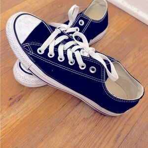 Converse Women’s 7.5 Men 5.5 low Black and White Sneakers